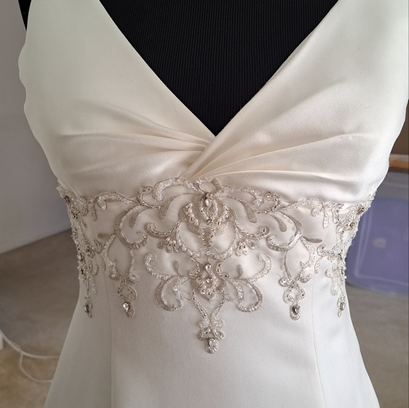 Bridal Gown NWOT Embroidered n Beaded w/Train - Picture 2 of 10